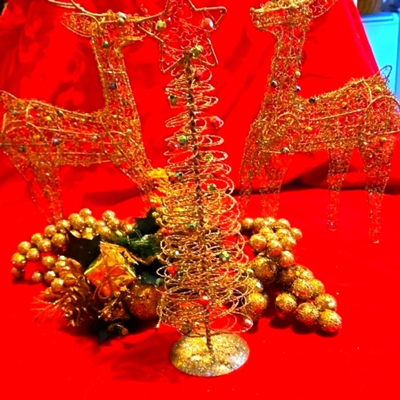 ♥Christmas Decor Golden Wire Reindeers & Tree with red & green sparkles + floral - Picture 5 of 5